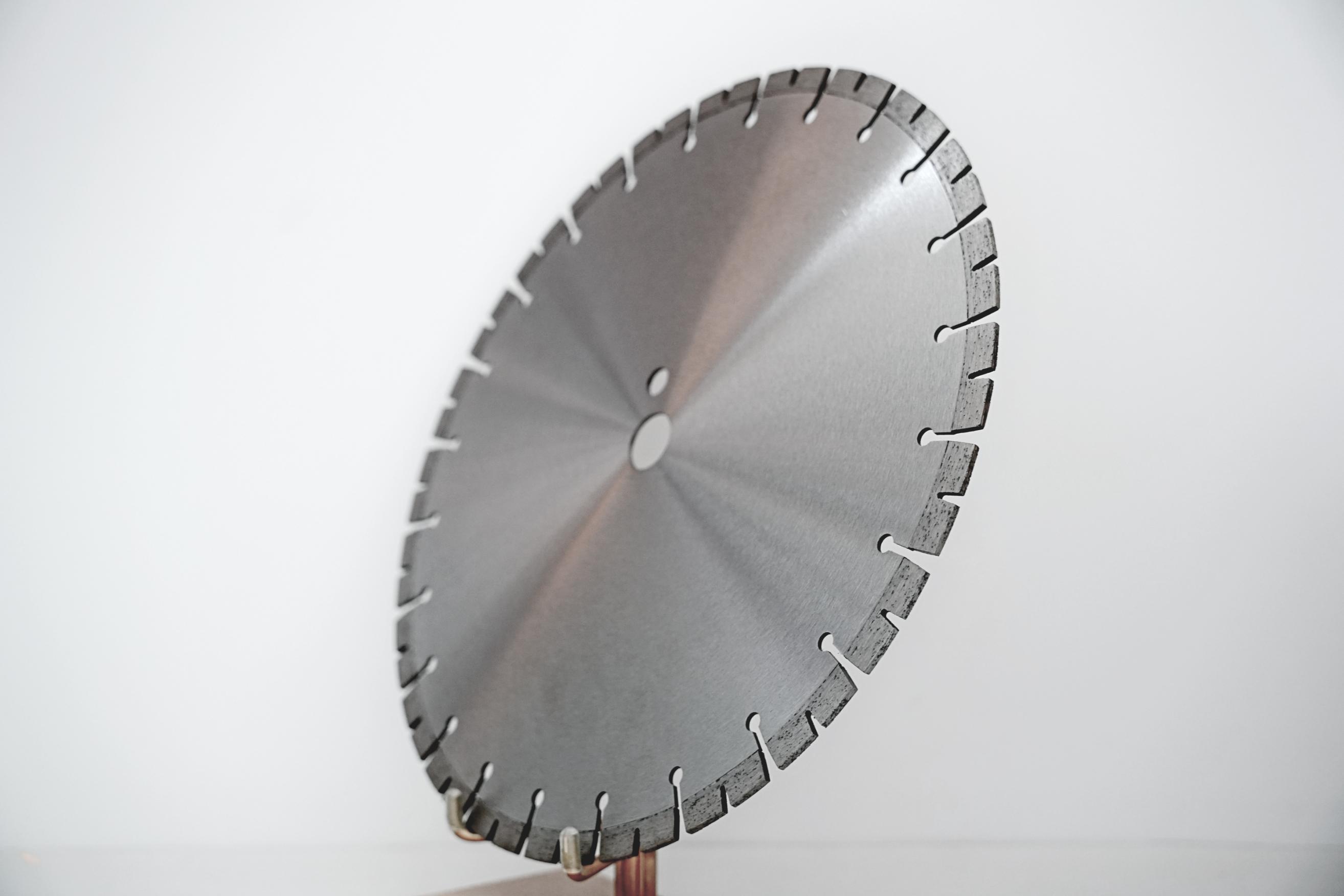 The cutting edge of a diamond saw blade